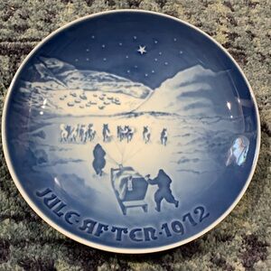 Royal Copenhagen Christmas in Greenland 1972 Plate blue and white like new